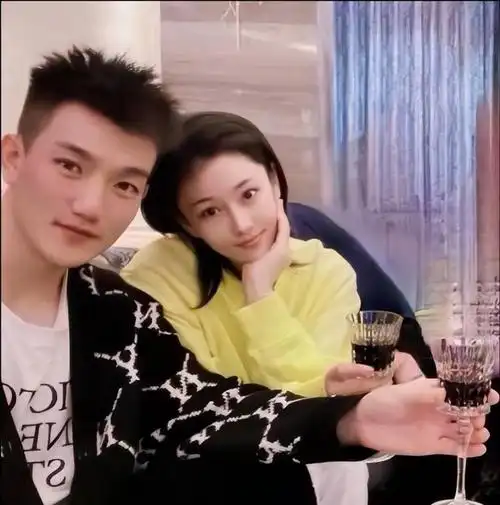 张馨予罕晒夫妻日常爱巢装修简约何捷近况曝光留长发疑转业