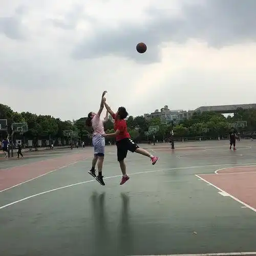 篮球是男生一辈子的情节,打篮球的男生太帅了