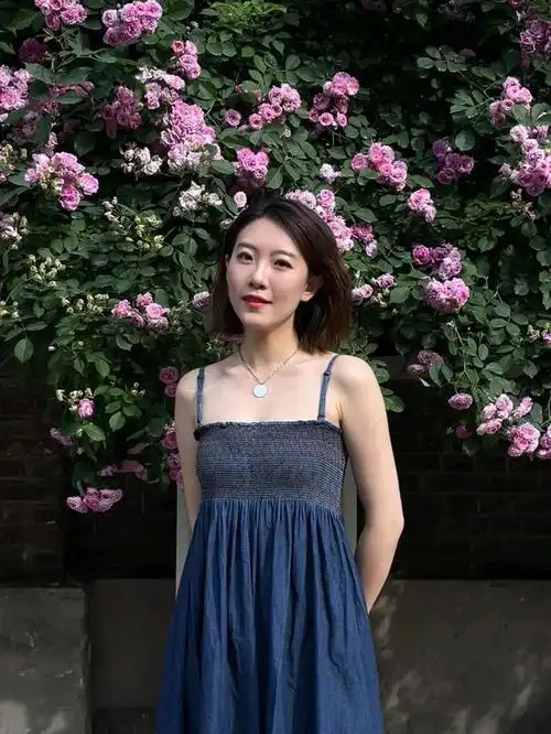 蓝色的吊带裙,让30岁的女生格外迷人