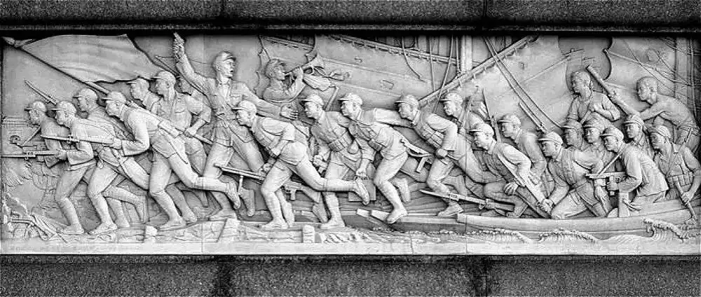 2|因为是亲身经历过战斗的画家,所以被指名设计《胜利渡长江》的浮雕