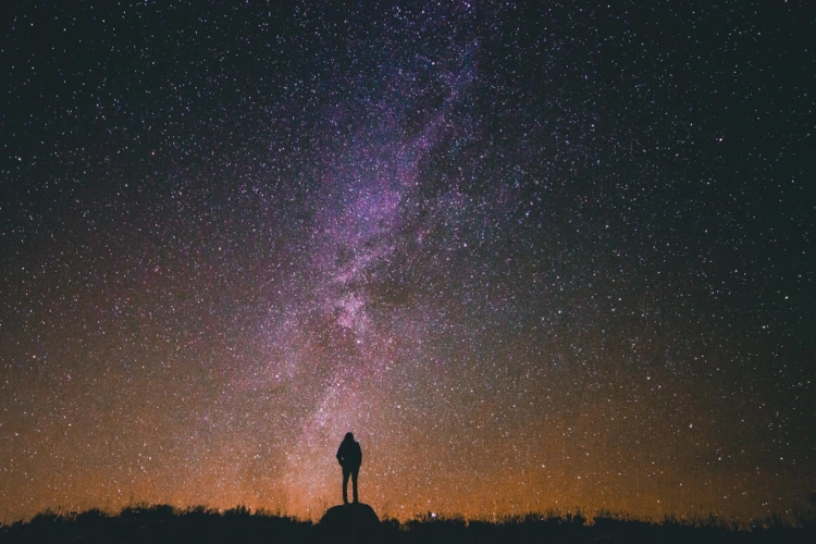 仰望星空的人会发光