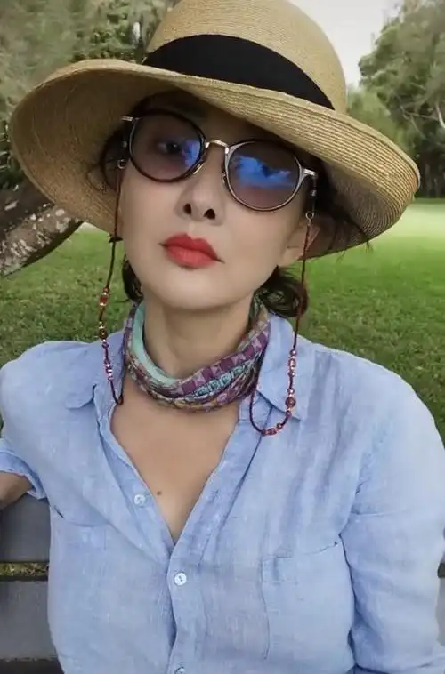 原创47岁牛莉真胆大穿衬衫故意少系两颗纽扣雪白事业线太撩人