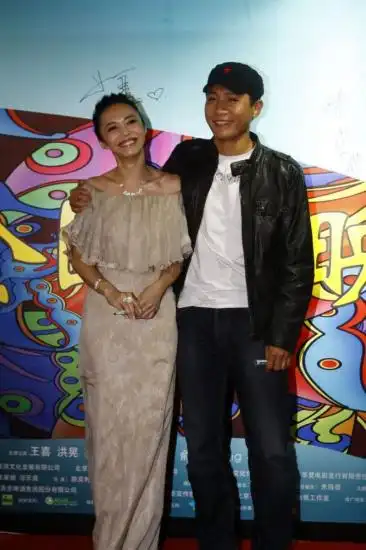 刘烨姚晨亲密相拥刘烨姚晨相视而笑片中陈冲的丈夫扮演者王盛德和