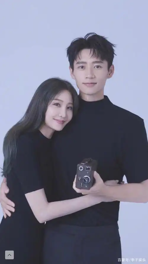 1魏晨老婆个人资料魏晨妻子于玮于玮,毕业于四川音乐学院,魏晨妻子