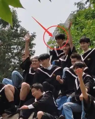 王俊凯回北电,和同学有说有笑,遇到老师却一脸乖巧,生图"明星相" 优越