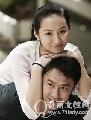 吴秀波的妻子是圈外人而且吴秀波与老婆尚洁是姐弟恋,吴秀波与妻子