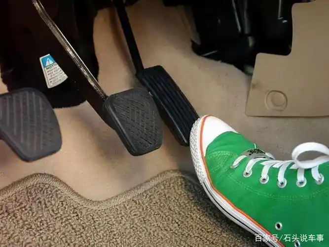 开手动挡车紧急刹车时,是否需要同时踩下离合器?很多人做错了