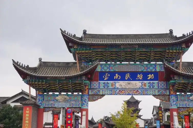 紧临滇池的民族文化村,云集了白,苗,傣族等25个少数民族村寨,是韵南