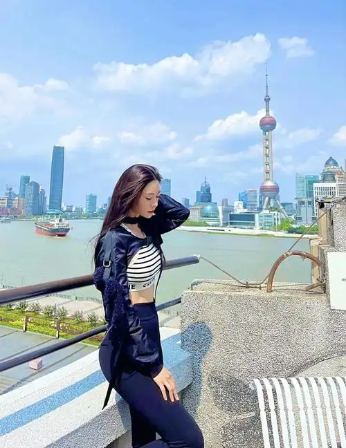 克拉拉不愧是韩国好身材,身形不看脸都迷人,穿运动装也有曲线感