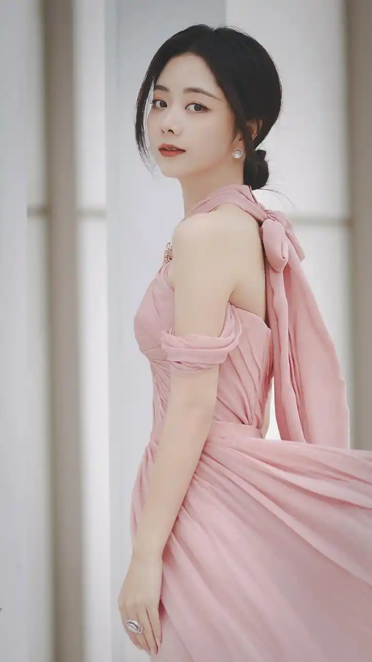 谭松韵粉色公主裙,清新自然,甜美可爱