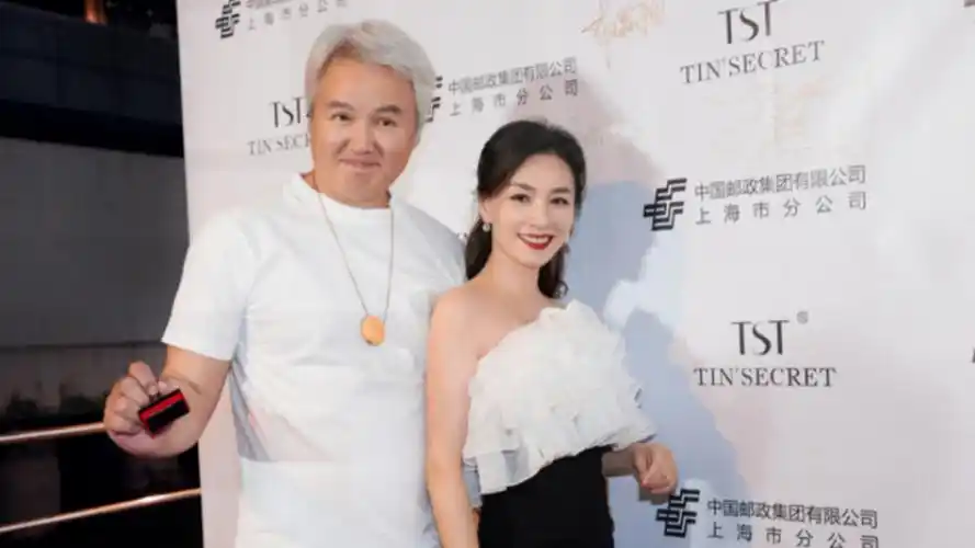 张庭和老公游艇上秀恩爱!窝在怀里一脸娇羞,场面有爱被众人围观