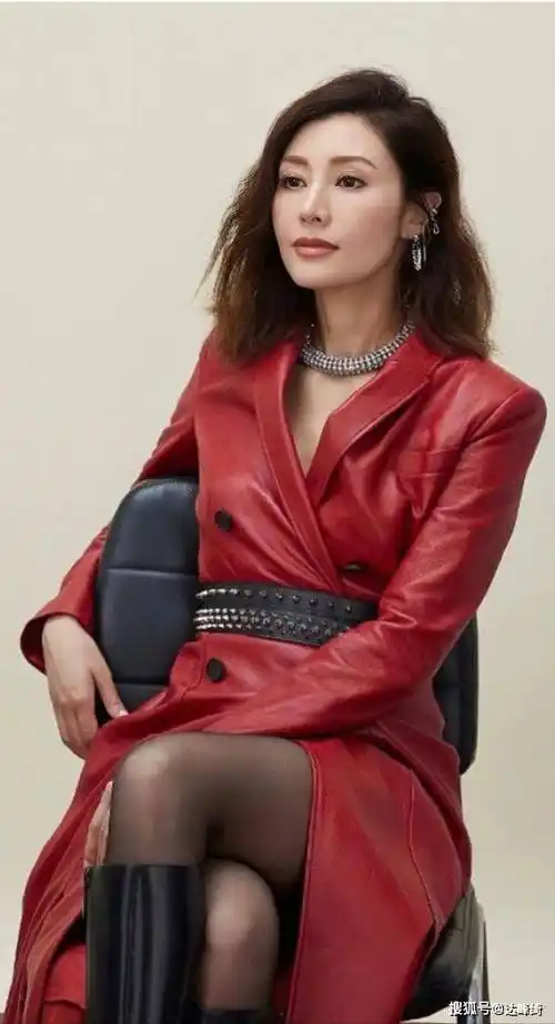 女神李嘉欣18岁时当选香港小姐冠军,曾获国际华裔小姐,成为备受瞩目的