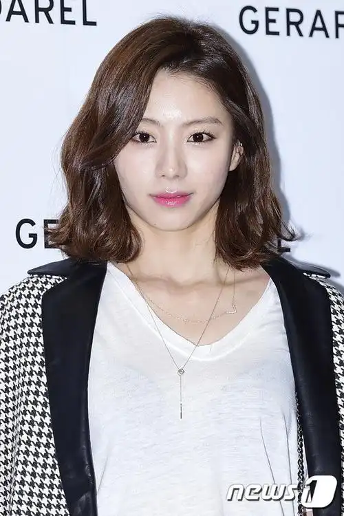 韩演员朴秀真嫩肤粉唇获赞"水晶娃娃"(组图)