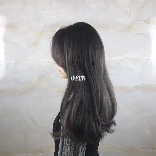 灰色系头发让你白三度 灰色是介于黑和白之间的一系列颜色,可以大致分
