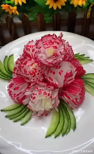 把调好的汁,均匀的淋在萝卜上即可完成