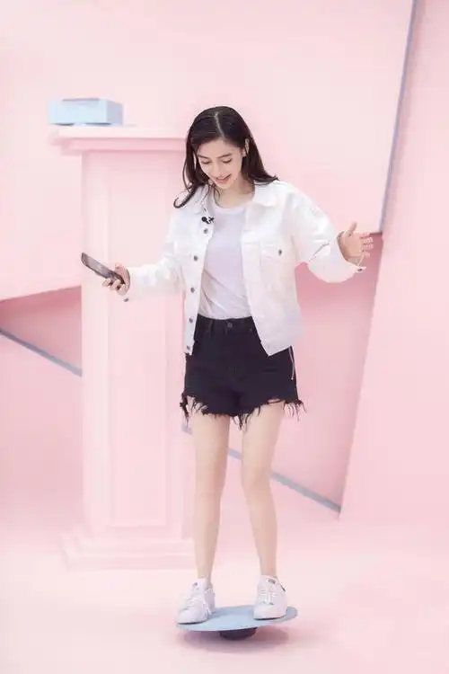 杨颖是真瘦穿v领吊带裙都有排骨胸了网友能有80斤