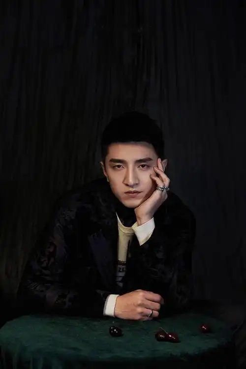 金瀚造型帅气,轻松驾驭各式服装