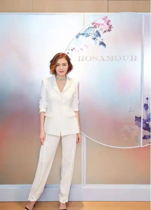 62岁关之琳惊艳亮相,穿红色长裙白到发光,身材曼妙像少女!