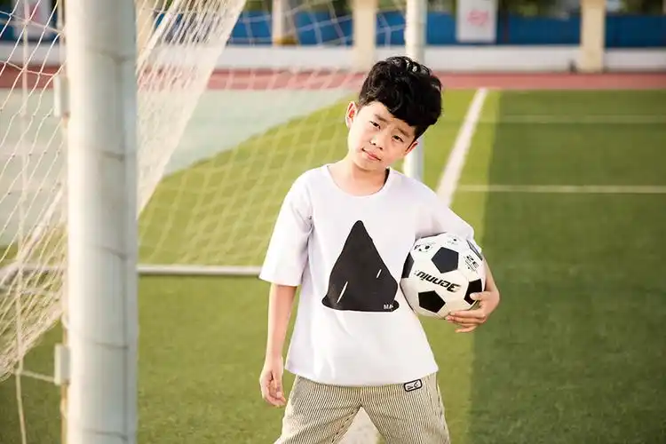 小五的儿童摄影作品《足球男孩》