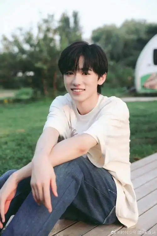 t恤 牛仔裤造型,治愈的笑容好温暖@时代少年团-宋亚轩#宋亚轩放晴的