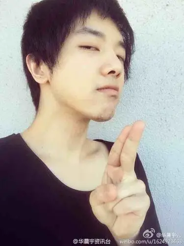 [华晨宇][新闻]170228 花花拍照专用手势:剪完了的剪刀手