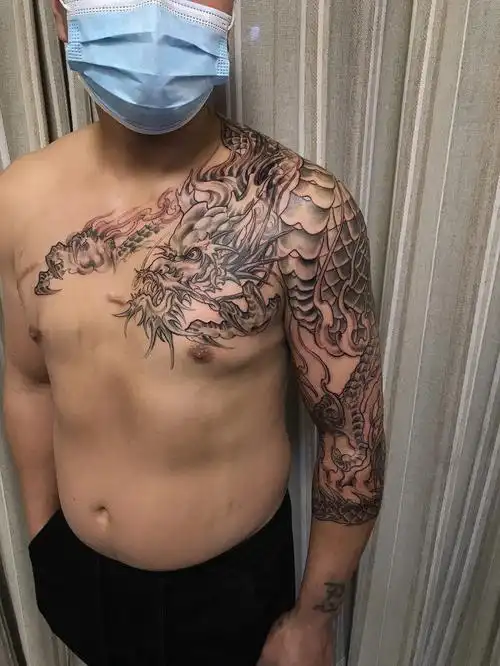 大哥告诉我做龙就行.自由发挥.结果大家都很满意#焱皇纹身  #焱皇纹身