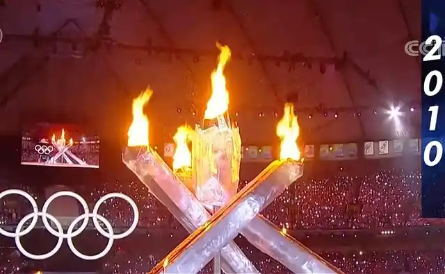 历届冬奥会主火炬塔点燃惊艳瞬间