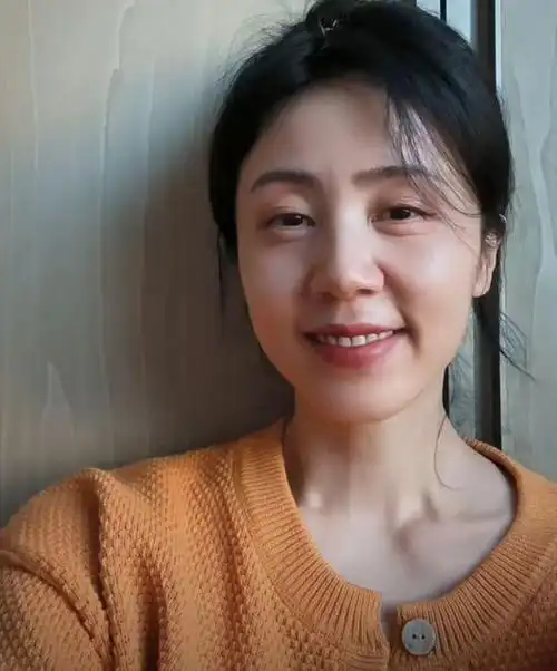 45岁孙莉罕见公开无修图美照,白发皱纹超抢镜,获赞衰老得很好看