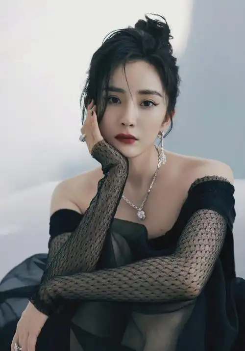 杨幂一字肩深v黑纱裙#raisa vanessa 2021秋冬系列的黑纱细闪星光裙