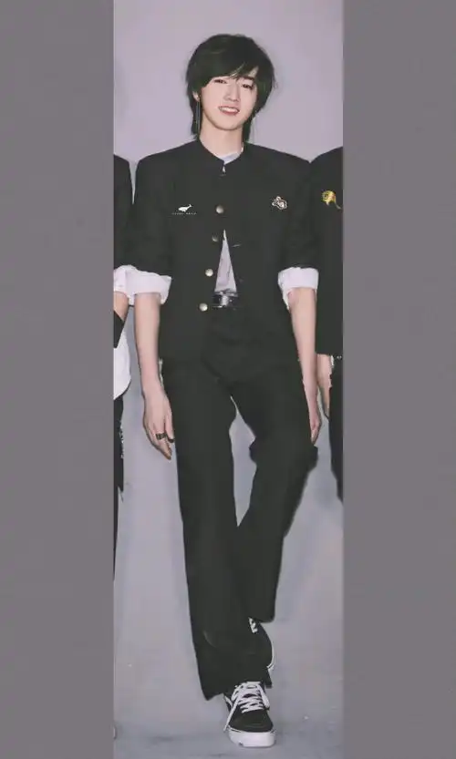 宋亚轩荧光绿衬衣#这肩膀,这大长腿,宋亚轩天生衣服架子!身材绝咀子