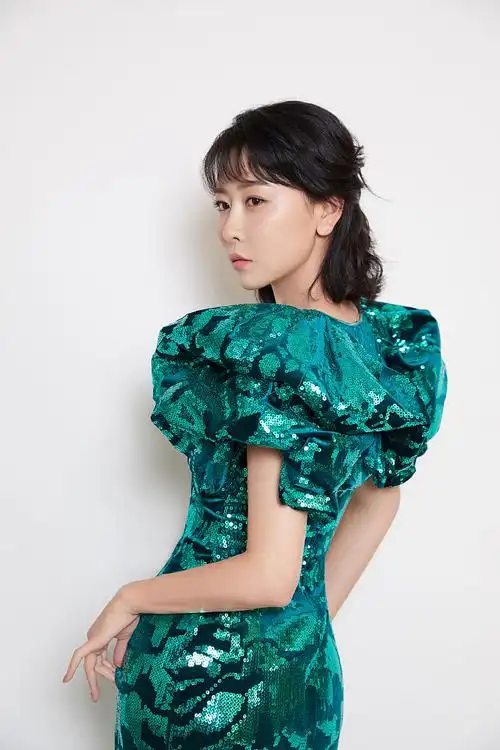 毛俊杰复古写真冷艳华贵 深v绿裙演绎摩登女郎