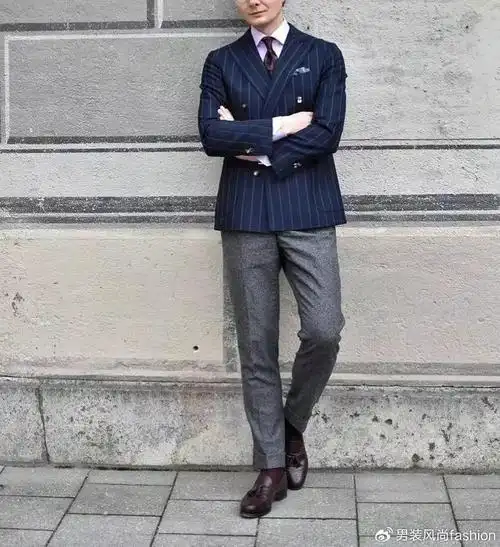 春季男士深蓝色商务休闲西装如何搭配既显高级又显时尚清爽年轻