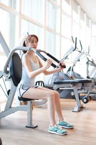 "阔太太"胡静晒照,秀大长腿