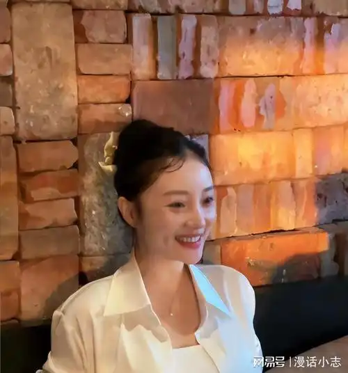 看上去颇有些贤妻良母的样子,如果不是知道李小璐的年龄,很难想象,这