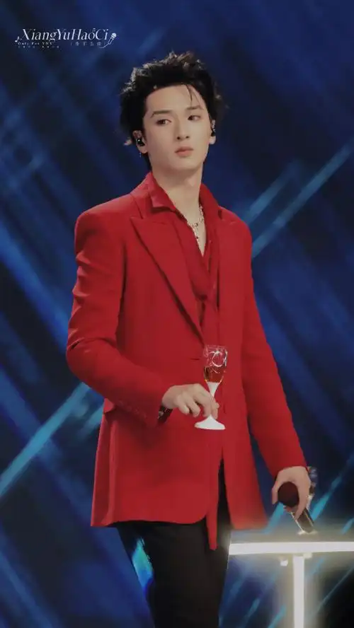 严浩翔超话    红色是戏帝的统治区  @时代少年团-严浩翔    2023.11.