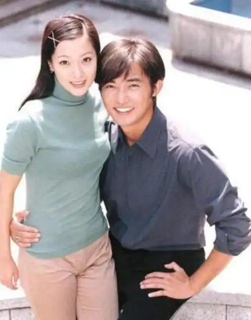 隔年,安在旭又与董洁,刘孜携手主演了爱情剧《白领公寓》,男神配上