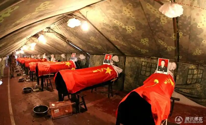 (新增照片)四川甘孜道孚草原火灾中牺牲的烈士遗体告别仪式