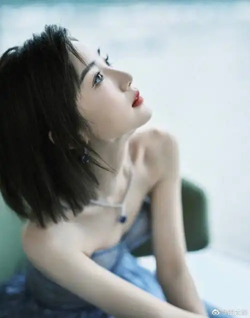 毛晓彤侧颜线条