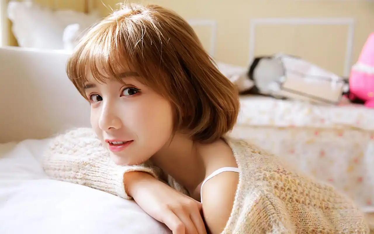 甜美短发美女可爱高清桌面壁纸