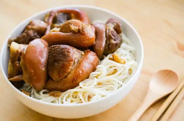 教你色香味俱佳的猪脚面,营养好吃超过瘾,最后连汤汁都不剩