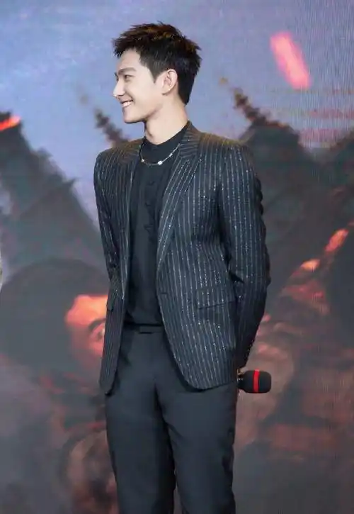 杨洋也是个心机boy!换发型后辨识度飙升,西装帅得像换了个人