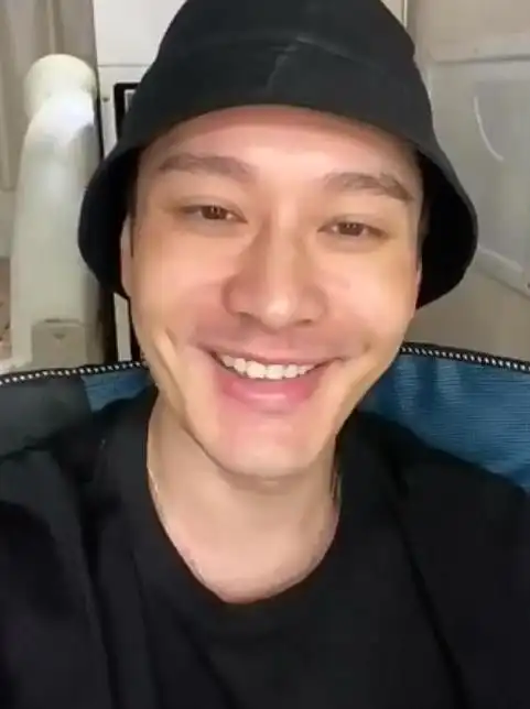 黄晓明晒素颜照片,回应网友争议颜值差距大,对此你怎么看?