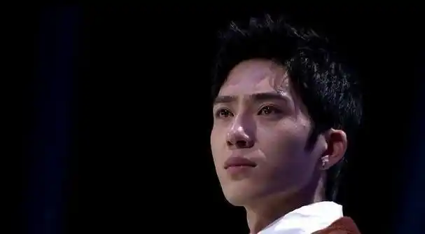 井柏然:60岁奶奶捡废品养他28年,红了不忘本,给奶奶买千万豪宅