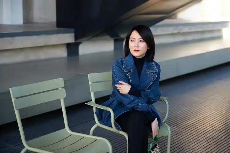 俞飞鸿终于换减龄搭配,穿牛仔外套减龄又活力,真的已经48岁啦?