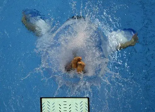 图文跳水世界杯男子三米板何冲夺冠入水瞬间