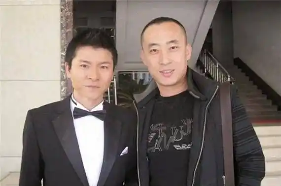 原创山寨版刘德华因太像本人被央视签约排场却比真人还大