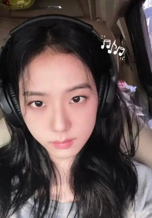 blackpink金智秀开工途中直播粉嫩软萌晒花卖关子太调皮可爱