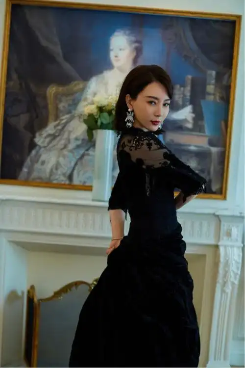 陈数现活动一袭黑色蕾丝连衣裙配齐肩发型高级贵妇感满满
