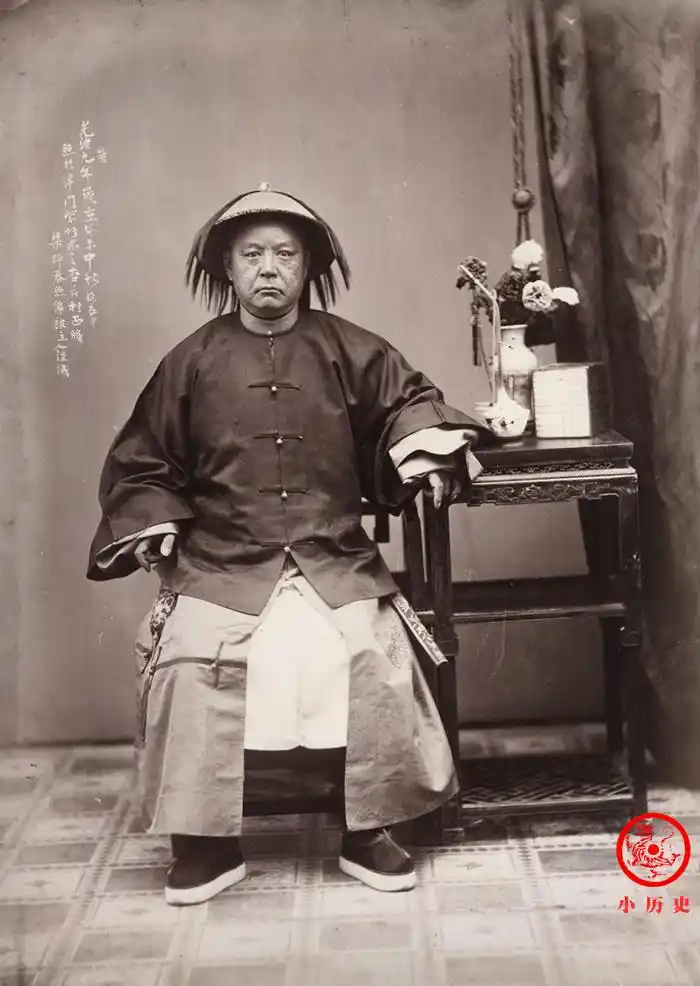 原创晚清人物老照片:劳动妇女在镜头前很紧张,直隶总督表情威严