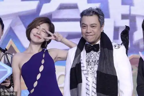 小s与蔡康永再同台比v卖萌